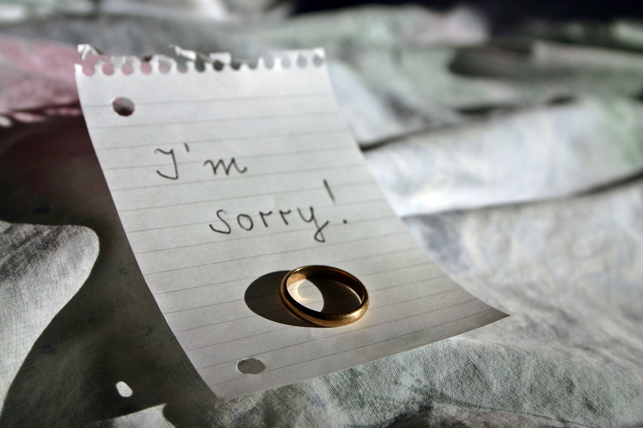Message 'I'm sorry' with wedding ring